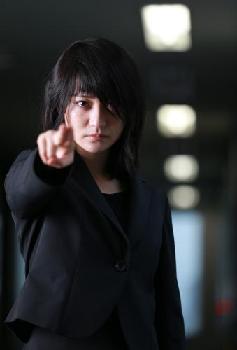 ＴＢＳの連続ドラマ「ヤメゴク」で警察官・麦秋を演じる大島優子。常に喪服で、左目は黒髪で隠れている