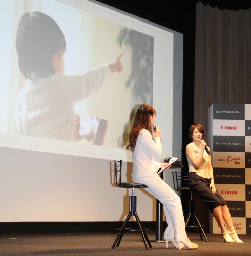 キヤノン「ＥＯＳ　Ｋｉｓｓ　Ｘ８ｉ」新ＣＭ発表会で自身撮影の愛娘の写真を披露した吉瀬美智子