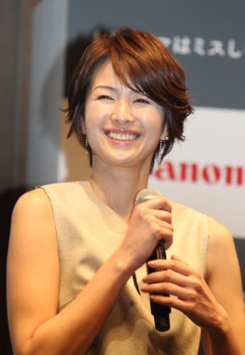 キャノン「ＥＯＳ　Ｋｉｓｓ　Ｘ８ｉ」新ＣＭ発表会で笑顔を見せる吉瀬美智子
