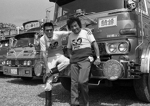 映画「トラック野郎」で菅原文太さん（左）の相棒役を務めた愛川欽也さん