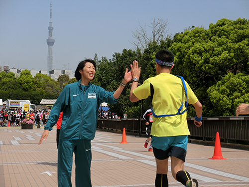 【画像・写真】猫ひろしが疾走、愛媛県と江東区の交流深める駅伝開催　物産展も
