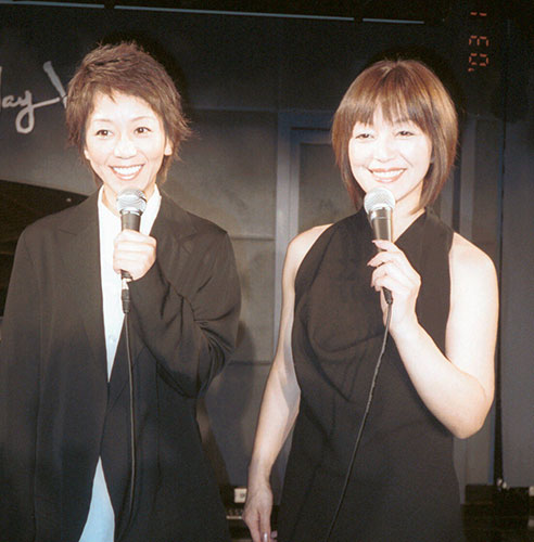 新アルバムの発売記念ライブを都内で行った岩崎良美（左）、岩崎宏美姉妹