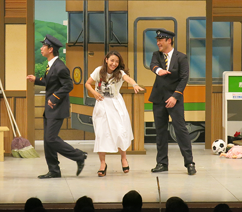 笑顔で舞台共演する元恋人同士の鈴木紗理奈（中央）とたむらけんじ（右）