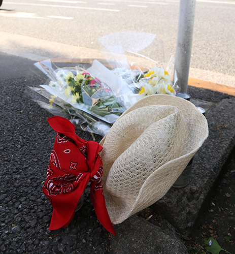 萩原流行さんの事故現場には花束やテンガロンハットが供えられていた