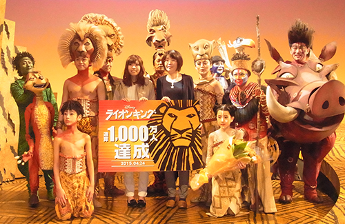 「ライオンキング」で１０００万人目の入場者となり、記念ポスターを贈られる荻田洋子さん（右）と娘の前原紋加さん