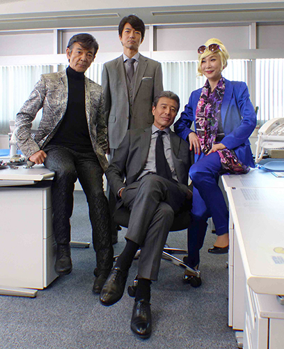 映画「さらば　あぶない刑事」のロケに集まった出演者（左から）柴田恭兵、仲村トオル、舘ひろし、浅野温子