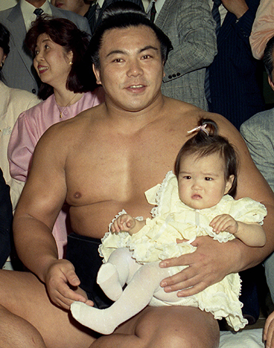 １９８８年５月、大相撲夏場所で２３回目の優勝を果たし、次女の梢を抱く千代の富士（現・九重親方）