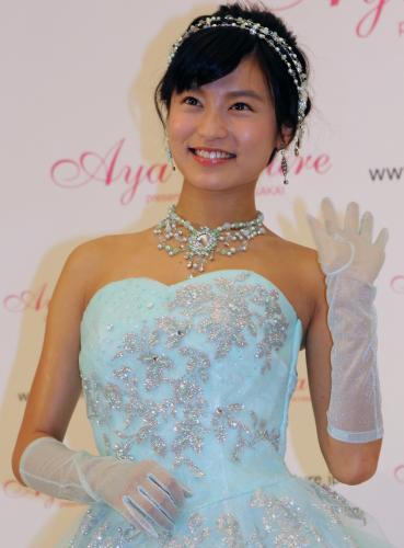 【画像・写真】こじるり　４度目ウエディングドレスで婚期遅れる！？「危険なにおい…」