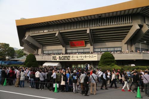 日本武道館周辺に集まった多くのポールファン