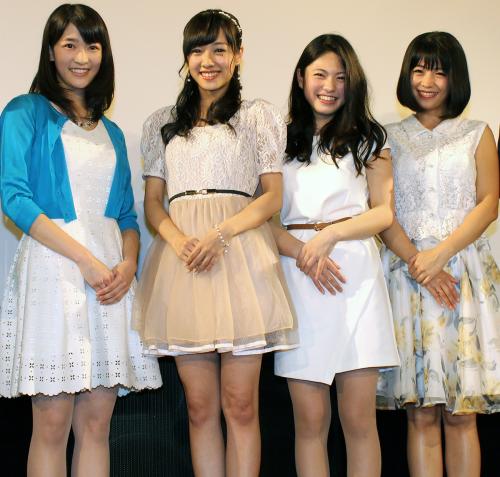 映画「死臭」の舞台あいさつを行った（左から）眞嶋優、前田希美、長谷川とわ、範田紗々