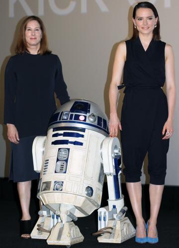 「スター・ウォーズ／フォースの覚醒」のキックオフ・ミーティングで会見したキャスリーン・ケネディ(左）とデイジー・リドリー