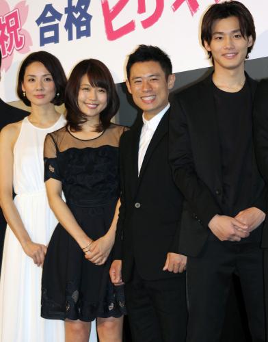 映画「ビリギャル」初日舞台挨拶に登場した（左から）吉田羊、有村架純、伊藤淳史、野村周平