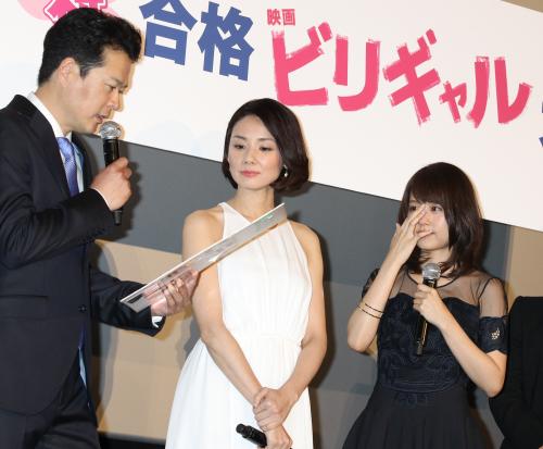 父親役を演じた田中哲司（左）からのメッセージを聞き目頭を押さえる有村架純。中央は吉田羊