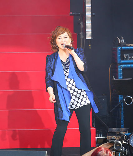 デビュー３０周年を記念した全国ツアーが大阪城野外音楽堂でスタートし、ファンの前で２０曲を熱唱した渡辺美里