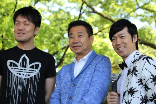 公開生放送中に取材に応じた（左から）土田晃之、三宅裕司、東貴博