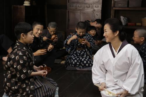子供たちの母親役を熱演する鈴木京香 c 2015 おかあさんの木 製作委員会 スポニチ Sponichi Annex 芸能 子供たちの母親役を熱演する鈴木京香 c 2015 おかあさんの木 製作委員会 スポニチ Sponichi Annex 芸能