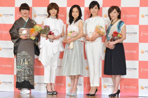 　「第８回ベストマザー賞」を受賞した（左から）高野優、渡瀬マキ、永作博美、高島彩、小笠原歩