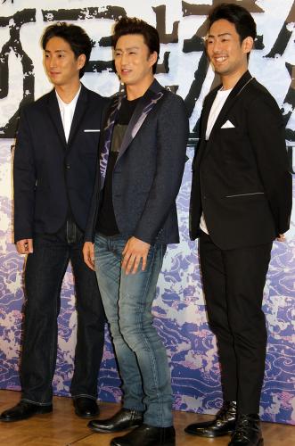 「阿弖流為」製作発表で笑顔を見せる（左から）中村七之助、市川染五郎、中村勘九郎