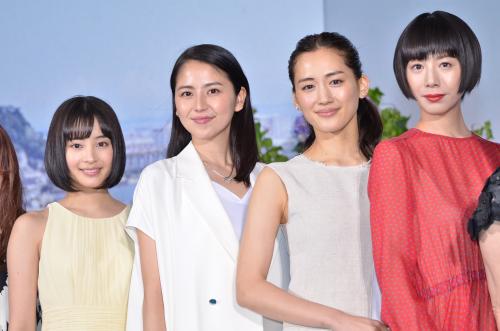 映画「海街ｄｉａｒｙ」完成披露ブルーカーペットイベントに参加した出演陣の（左から）広瀬すず、綾瀬はるか、長澤まさみ、夏帆