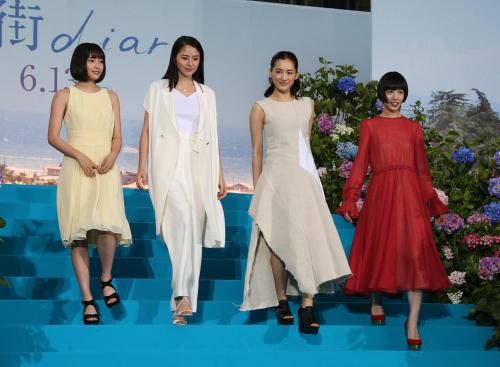 映画「海街ｄｉａｒｙ」完成披露イベントに登場した（左から）広瀬すず、長澤まさみ、綾瀬はるか、夏帆