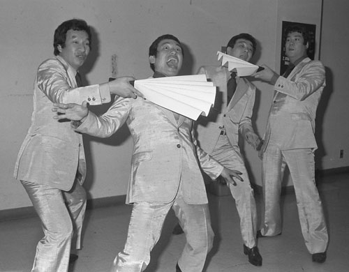 “ハリセン打ち”とギャグを披露するチャンバラトリオの（左から）南方英二、山根伸介、伊吹太郎、結城哲也(７７年撮影)