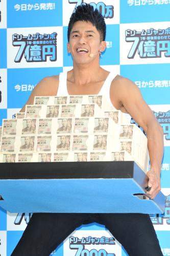 ドリームジャンボ宝くじ ドリームジャンボミニ７０００万発売記念イベントに出席し ダミーの７億円 ７０ｋｇ を持ちあげる武井壮 スポニチ Sponichi Annex 芸能