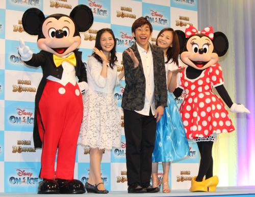 ディズニー・オン・アイス日本公演３０周年記念「アメイジングアニバーサリー」開催記者発表会に出席しポーズを取る（左から）ミッキーマウス、関根麻里、織田信成、華原朋美、ミニーマウス