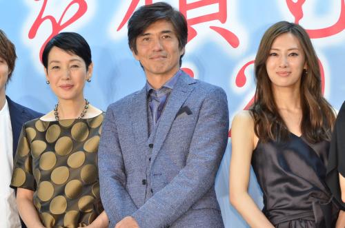 映画「愛を積むひと」の完成報告会見に出席した（左から）樋口可南子、佐藤浩市、北川景子