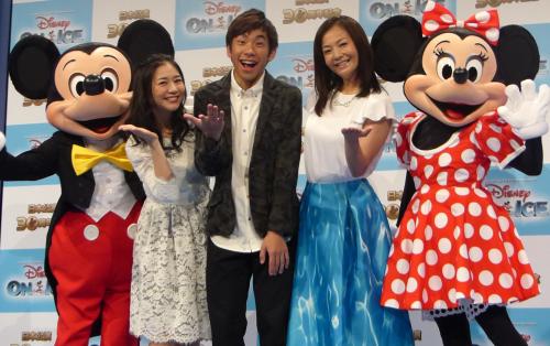 「ディズニー・オン・アイス２０１５」日本公演の製作発表に出席し、ミッキーマウス（左）、ミニーマウス（右）と記念撮影する（左から）関根麻里、織田信成、華原朋美