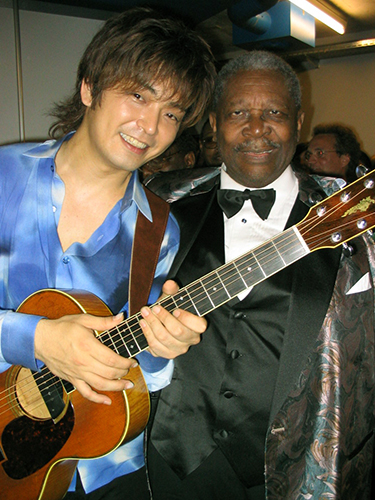 ０４年７月、世界有数の音楽フェスティバル「モントルー・ジャズ・フェスティバル」でＢ・Ｂ・キング氏（右）とツーショットに収まるギタリストの押尾コータロー