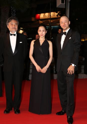 カンヌ映画祭のレッドカーペットに登場した（左から）黒沢清監督、深津絵里、浅野忠信