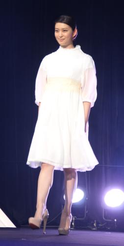 ＮＥＣ「ＬＡＶＩＥ新ブランドロゴ」発表会に白のワンピースで登場した武井咲