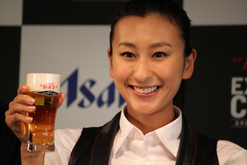 「アサヒスーパードライ　エクストラコールドＢＡＲ　銀座三越」プレスプレビューでビールを持って笑顔の浅田舞