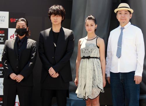 【画像・写真】巨大綾野剛　新宿に現る…対面した本人も感嘆「すごいっすねえ」