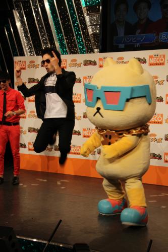 中田敦彦（左）が制作したキャラクター「マメ蔵」の着ぐるみ姿で登場した藤森慎吾