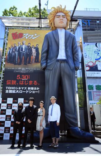 映画「新宿スワン」イベントで巨大な「ＢＩＧ龍彦」をバックに笑顔を見せる（左から）ざわちん、綾野剛、沢尻エリカ、鈴木おさむ