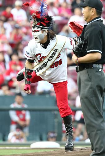 【画像・写真】デーモン閣下　ワンバン始球式も黒田にエール「力まないで」