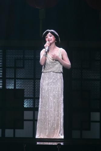 テレサ・テンさんの追悼コンサートで再現された生前の歌唱映像