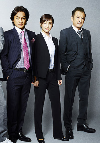 テレビ朝日ドラマ「刑事７人」に出演する（左から）片岡愛之助、倉科カナ、吉田剛太郎