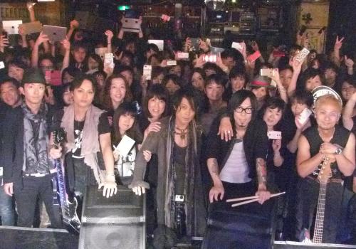 【画像・写真】森友嵐士　ロックなＭＶ撮影で熱唱、６９人ファンがカメラマンに