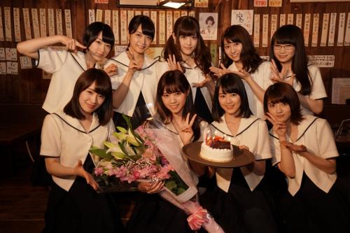 ７月スタートのテレビ東京ドラマ「初森ベマーズ」クランクインでサプライズの誕生日祝いを受けた西野七瀬（前列左から２人目）