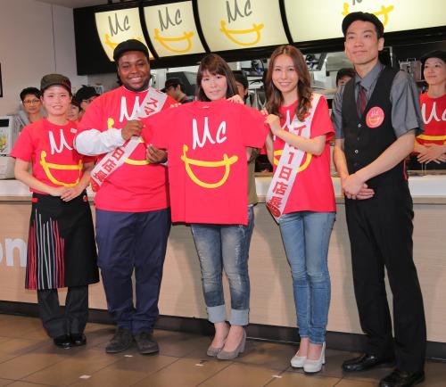 【画像・写真】クリス＆Ｍａｙ　Ｊ．がマック１日スマイル店長　もてなし大忙し