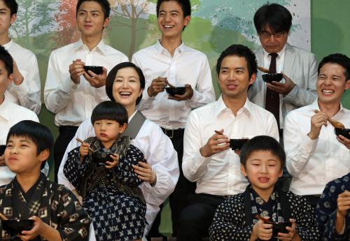 映画「おかあさんの木」完成披露会見、劇中で息子役の幼年期、青年期を演じた役者に囲まれ笑顔の鈴木京香（中央左）。同右は三浦貴大