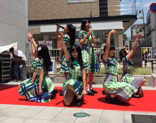岡本商店街でＰＲ隊就任記念ライブを開催した「ＫＯＢｅｒｒｉｅＳ♪」