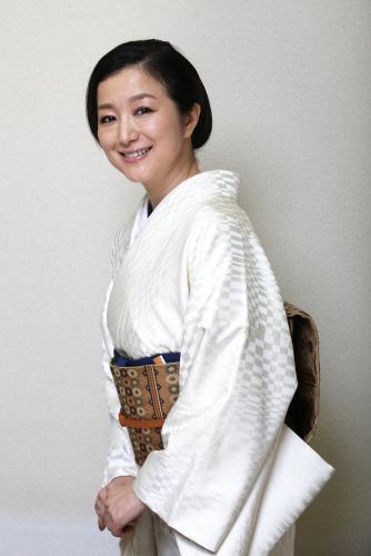 白い着物姿で優しい笑顔を見せる鈴木京香　