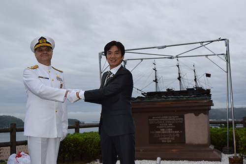 エルトゥールル号銅像除幕式典に出席した田嶋勝正串本町長（右）、トルコ海軍ビュレント・ボスタノール総司令官