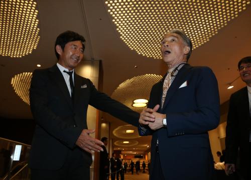 愛川欽也さんを偲ぶ会に出席した石田純一（左）と堺正章