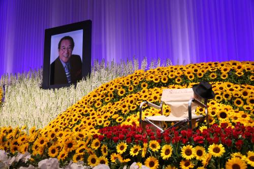 【画像・写真】キンキンしのぶ会でうつみ沈痛「悲しみは癒やされそうにありません」