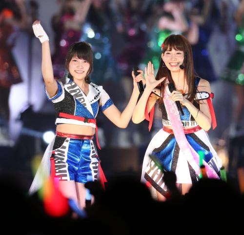 ＡＫＢ総選挙前のコンサートで熱唱する入山杏奈（左）と小嶋陽菜