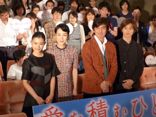 映画「愛を積むひと」の試写会に登場した（左から）杉咲花、樋口可南子、佐藤浩市、野村周平
